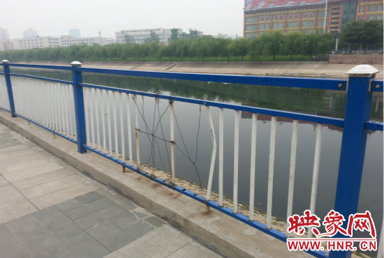 公園內(nèi)多個(gè)護(hù)欄中間的鋼筋條不翼而飛，僅僅是用幾根細(xì)細(xì)鐵絲纏住。