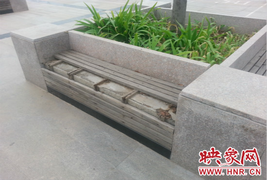 基礎(chǔ)設(shè)施破壞嚴(yán)重，一直無(wú)人修理。