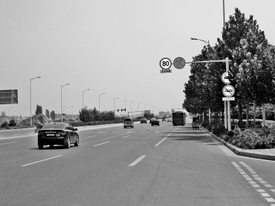 走訪鄭開(kāi)大道，記者發(fā)現(xiàn)路上的限速標(biāo)志已明顯減少。