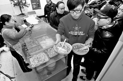 　　上圖2013年年初，很多鄭州市民光臨李剛的面館，掀起“全城吃面”熱潮。CFP供圖