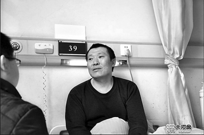 　　右圖李剛生前在醫(yī)院接受記者采訪。資料圖片