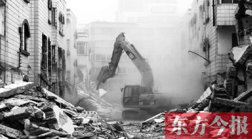 昨日，鄭州市棗莊社區(qū)拆遷現(xiàn)場，揚塵漫天，附近居民叫苦不迭