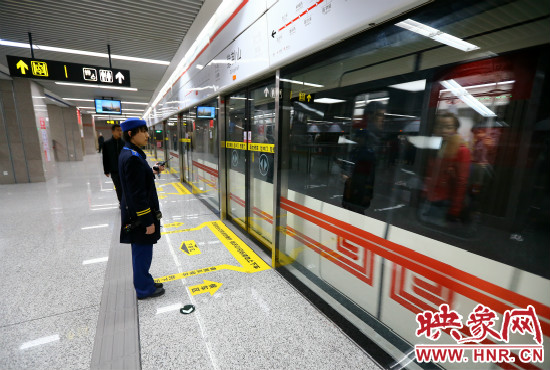 自11月29日起，鄭州地鐵將進(jìn)一步縮短行車間隔。