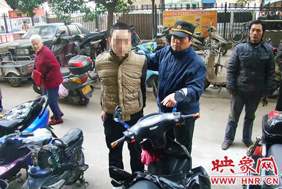 巡防隊員將盜賊控制。