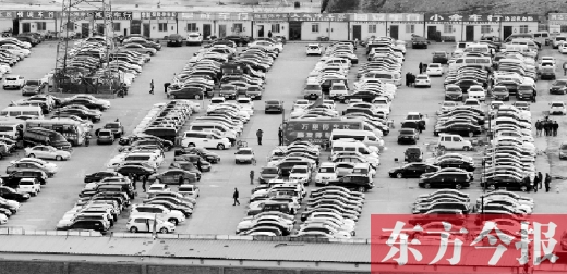 鄭州市文化路北段一個二手車交易市場，停放著密集的二手車