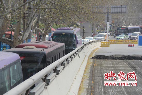 上下橋口圍擋處道路擁堵。
