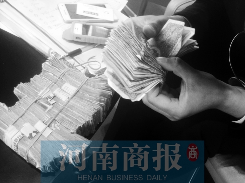 一名店員點(diǎn)了快一個(gè)小時(shí)，只點(diǎn)了一小部分零錢
