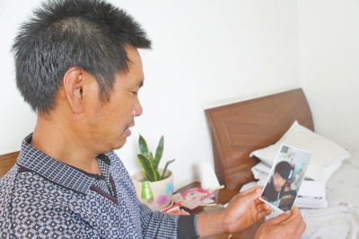 46歲的山村農(nóng)民祁振崗在失去兒子的同時(shí)，又陷入了“沒錢帶兒子回家”的揪心之痛中。