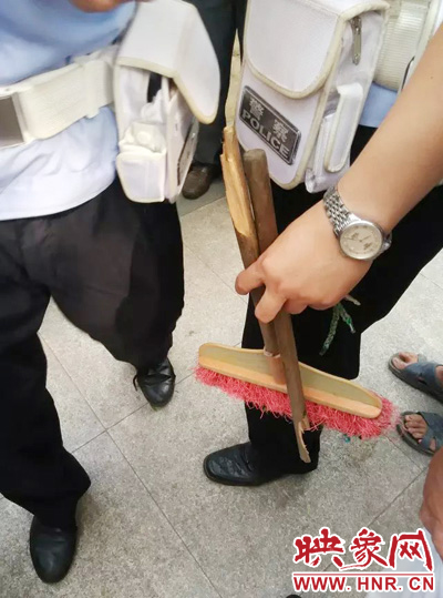 老太從環(huán)衛(wèi)工手中奪過掃帚，用腳踩斷，用力向環(huán)衛(wèi)工人的手上和腿上敲去。