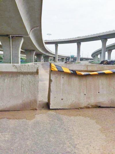 京廣快速路北延地面道路北三環(huán)入口處，一排石墩擋道，不讓入內(nèi)。