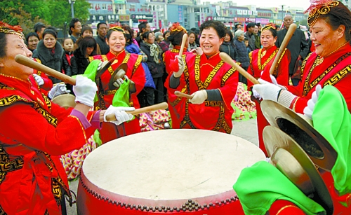 11月15日，鄧州廣大干部群眾載歌載舞慶祝黨的十八大勝利閉幕。