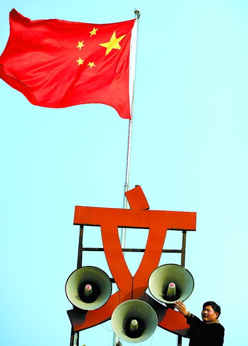 11月15日，新蔡縣磚店鎮(zhèn)黨員劉新峰在村口架起三個大喇叭，向群眾及時宣傳十八大精神。