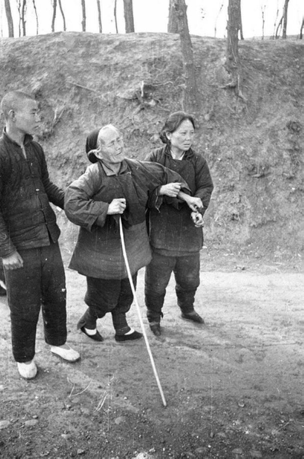 災民，看到左側年輕人的白鞋，應該是剛死去親人