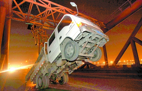 　車上升降機(jī)的工作臺(tái)被卡，車身前部高高翹起。
