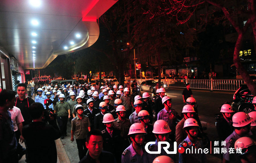 2012年12月26日晚，海南省三亞市，三亞市綜合行政執(zhí)法局河西大隊(duì)近百名城管上街執(zhí)法。