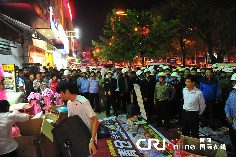 　2012年12月26日晚，海南省三亞市，三亞市綜合行政執(zhí)法局河西大隊(duì)近百名城管上街執(zhí)法。