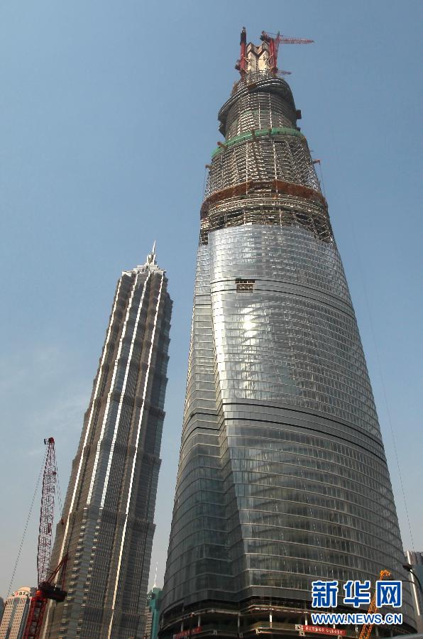 在建的國(guó)內(nèi)第一高樓“上海中心”（右）（4月11日攝）。