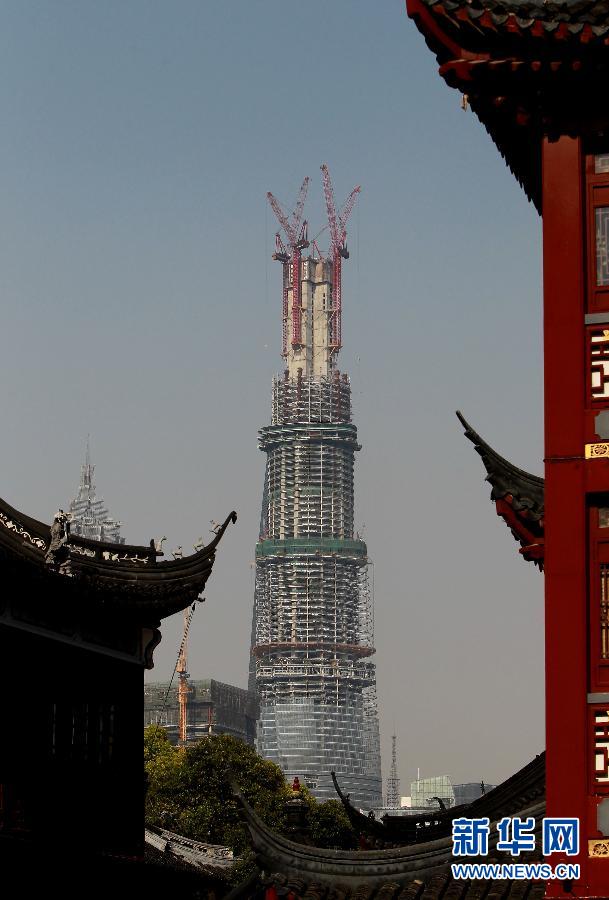 在上海豫園遠(yuǎn)眺在建的國(guó)內(nèi)第一高樓“上海中心”（4月11日攝）。