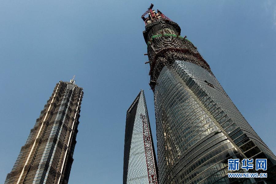 4月11日，正在建設(shè)中的“上海中心”（右）的高度已超過(guò)金茂大廈（左）和上海環(huán)球金融中心（中）。