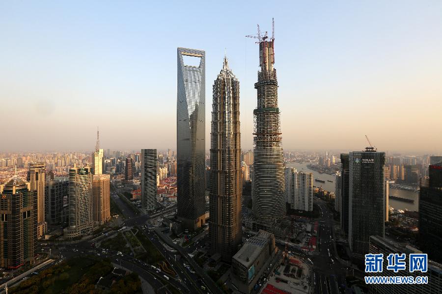 這是4月10日拍攝的上海陸家嘴，右側(cè)建設(shè)中的超高層建筑為上海中心大廈。