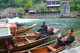 4月12日上午，湘西鳳凰縣杜田村，許多船只?？吭阢叺却慰?。據(jù)守候在此的船家們反映，到當(dāng)日上午11點(diǎn)還沒(méi)有出過(guò)一趟船，平時(shí)這個(gè)時(shí)候都已經(jīng)來(lái)回四五趟了。圖/實(shí)習(xí)記者楊旭