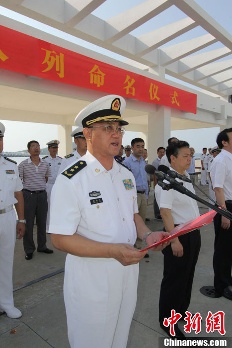 　南海艦隊司令員蔣偉烈宣讀了岳陽艦入列命名命令，并為該艦授旗、頒發(fā)命名證書。