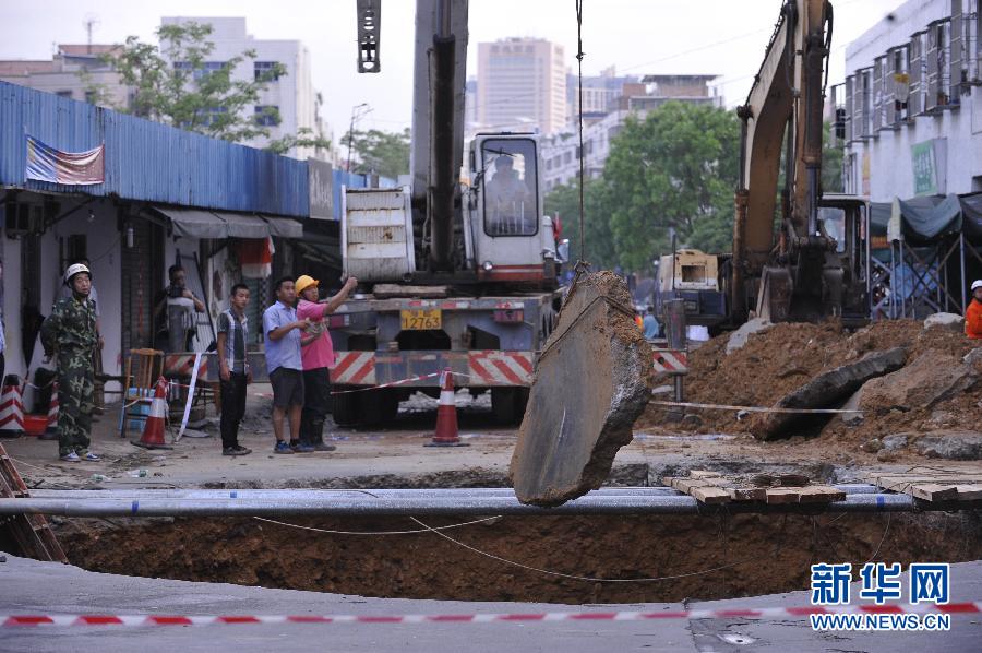 5月21日，在廣東省深圳市龍崗區(qū)橫崗街道紅棉二路華茂工業(yè)園路面塌陷處，救援人員在現(xiàn)場(chǎng)救援。
