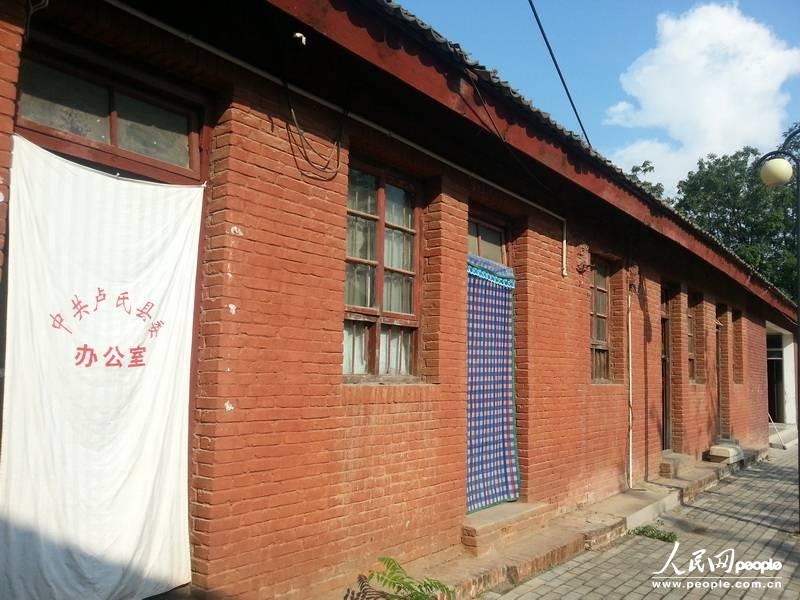 圖為盧氏縣委使用了56年的土坯辦公房。圖片來源：人民網(wǎng)
