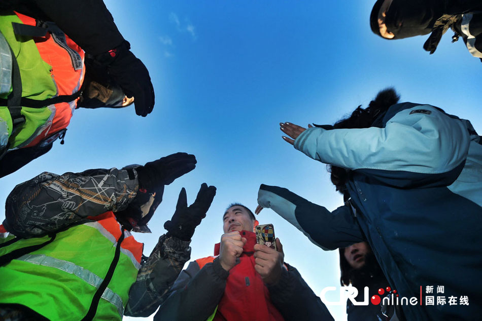 2012年12月23日，北京靈山，救援人員在積雪四十厘米多的山上搜救。