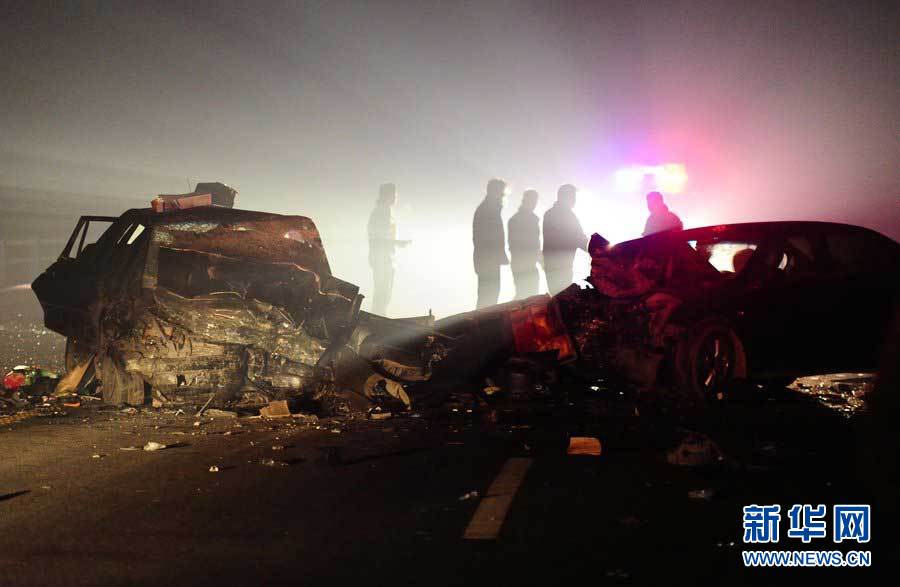2013年1月9日，合肥，事故現(xiàn)場(chǎng)，兩輛受損車輛已經(jīng)全部變形