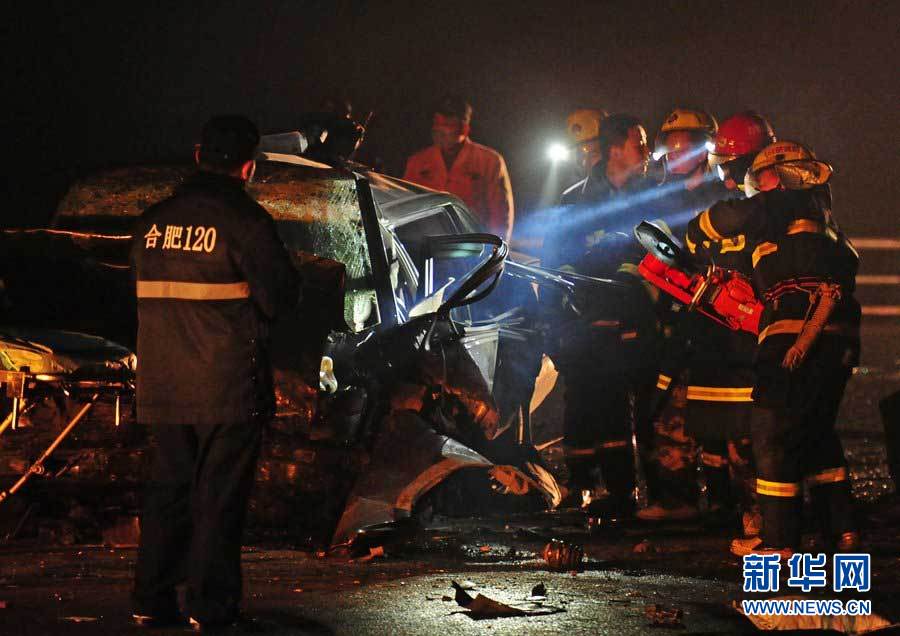 2013年1月9日，合肥，事故現(xiàn)場(chǎng)，兩輛受損車輛已經(jīng)全部變形