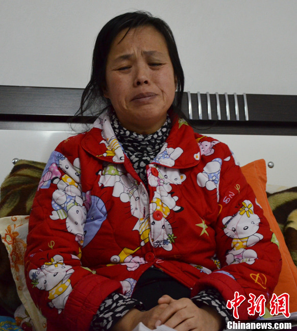 近日，記者在伊春市帶嶺區(qū)職工醫(yī)院廢棄太平間內(nèi)看到了陳慶霞，當(dāng)向記者講訴其兒子走失時(shí)，泣不成聲。