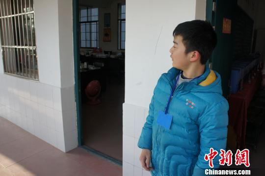 對(duì)于幾年如一日照顧他的同學(xué)余興泉，14歲的左臣心里充滿了感激。 李俊杰 攝