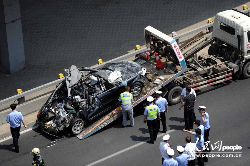 北京大客車追尾碾壓奧迪 司機被困車中。