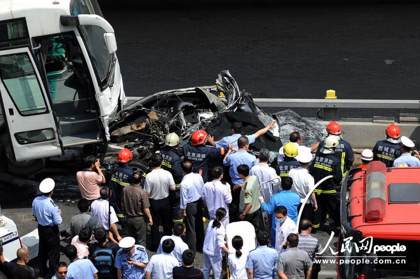 北京大客車追尾碾壓奧迪司機被困車中。