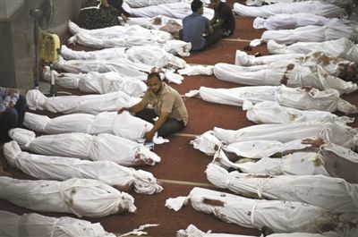8月15日，在埃及首都開羅的一個清真寺，人們在成排的遺體旁哀悼。