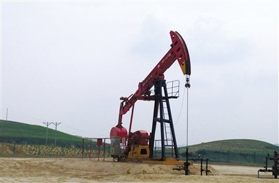 長慶油田標準化井場，位于定邊縣新安邊鎮(zhèn)店子坪村黃土高原上。