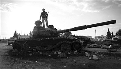 9月8日，敘利亞Zabadani，一名敘利亞反對(duì)派武裝人員站在廢棄的政府軍坦克上。