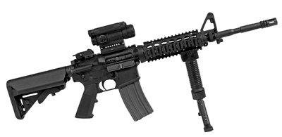 M4 卡賓槍，戰(zhàn)斗全重：3.4公斤，最大有效射程：600米，全槍長(zhǎng)：840mm，空槍重：2.88公斤