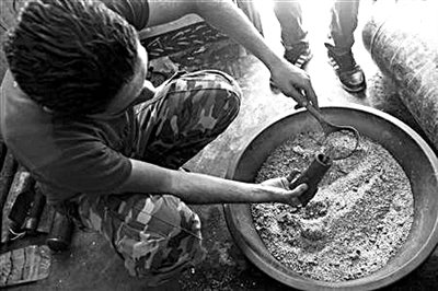 10日，敘反對(duì)派人員正在制作武器。