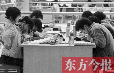專家認(rèn)為，內(nèi)地高校對(duì)學(xué)生創(chuàng)造性、自主性的培養(yǎng)不及港校