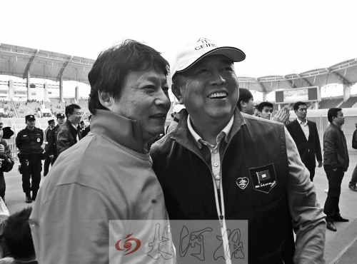 比賽結(jié)束后，老胡熱情擁抱老唐。