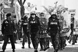 泰警察出動。