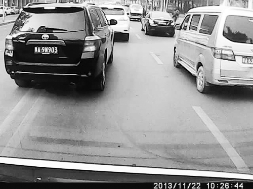 這輛黑色車輛不避讓執(zhí)行緊急任務(wù)的救護(hù)車，并壓著雙黃線變更車道。唐韜/圖