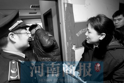 城管巡回法庭法官，到因違反城市管理的受罰當(dāng)事單位送傳票
