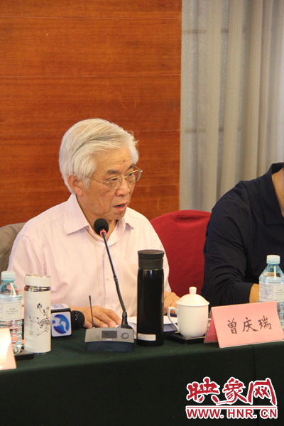 中國傳媒大學教授、博士生導(dǎo)師曾慶瑞正在發(fā)言