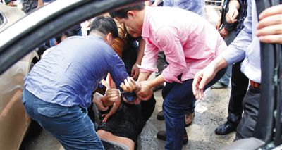 昨日，警方和市民們一起砸窗將肇事者控制。當日，福州閩侯縣，一名男子駕駛小車在青口鎮(zhèn)奔馳大道附近撞人后逃逸，事故致7人死亡，12人受傷。圖/CFP