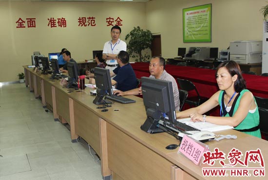 今年我省高招錄取工作正在平穩(wěn)正常開展，圖為投檔組工作人員。
