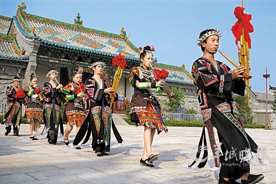 山東臺兒莊古城內(nèi)，來自外地的演員表演蘆笙舞 王建華 攝