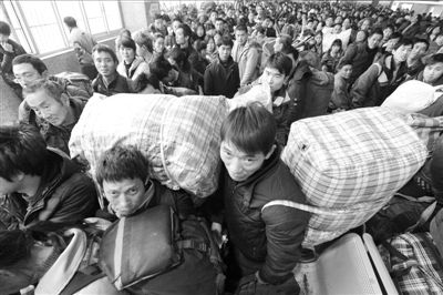 　　火車站人滿為患。新華社發(fā)
